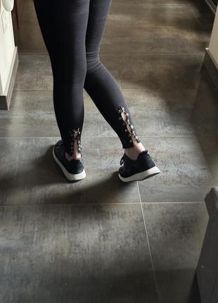 Черные джинсы с декоративными вставками на самых штанках4 фото