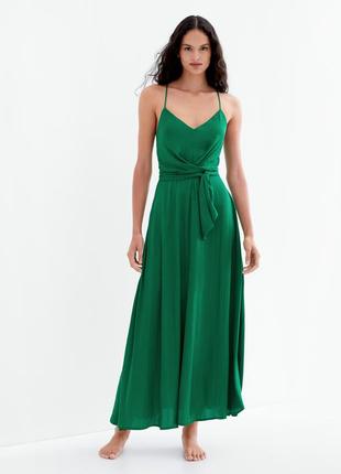 Зеленое сатиновое длинное платье oysho платье миди на тонких бретелях3 фото