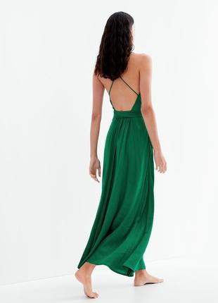 Зеленое сатиновое длинное платье oysho платье миди на тонких бретелях7 фото
