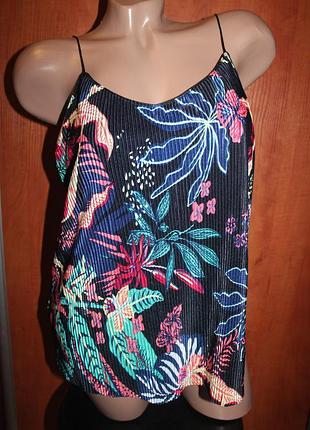 Майка плиссе гофре на тонких бретелях черная в листки only