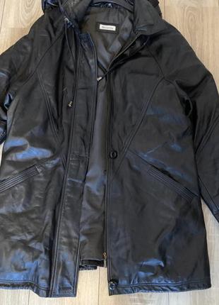 Шкіряна чоловіча куртка з капюшоном чорного кольору4 фото