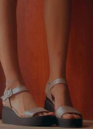 Босоніжки на платформі