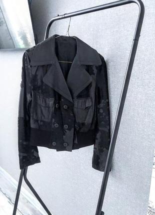 Шкіряна коротка чорна куртка зі вставками коров'ячого хутра