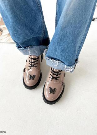 Невероятно красивые туфли броги лакированные с декором бабочками черные бежевые на шнуровке7 фото