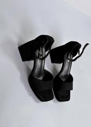 Босоніжки жіночі з ремінцем стійкий каблук трапеція чорні8 фото