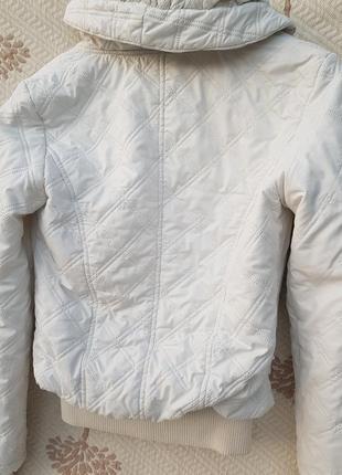Стеганая белая курточка бомбер4 фото