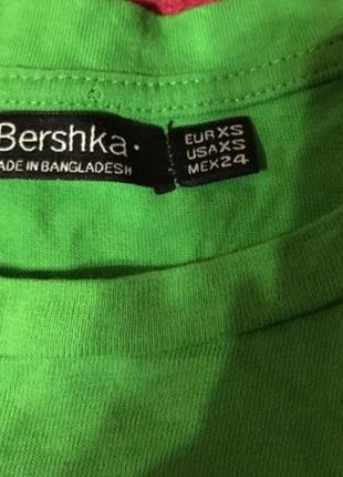 Зелена футболка bershka xs4 фото
