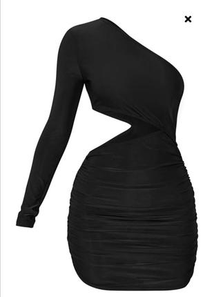Мініатюрна чорна облягаюча облягаюча сукня з вирізами на одне плече і рюшами5 фото