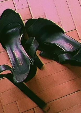 Босоніжки на підборах5 фото