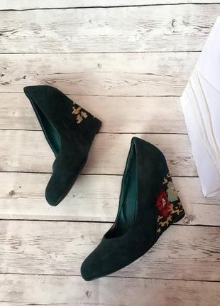 Замшевые туфли на платформе с вышивкой вышивка каблук лодочки замш цветы принт