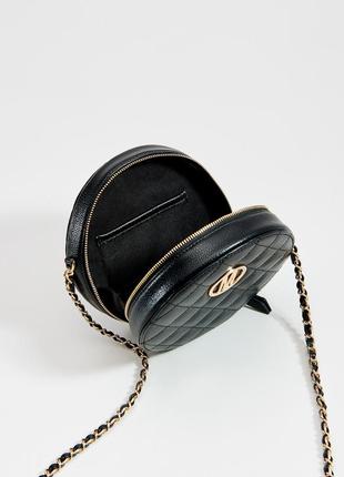 Черная стеганная сумочка кросс боди на цепочке2 фото