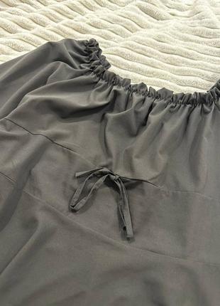 Чорна сукня з пір'ям на рукавах4 фото