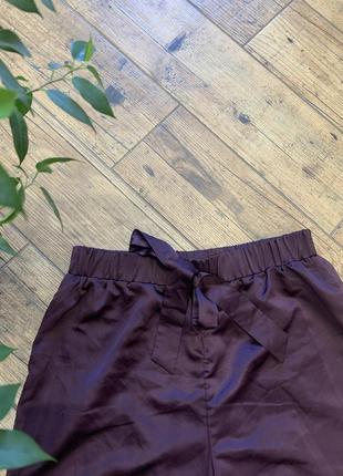 Атласные прямые брюки брючины цвета баклажана7 фото