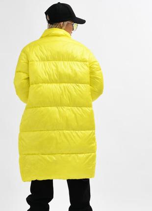 Крутая стеганая куртка-пальто желтого цвета8 фото