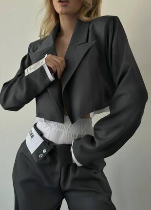 Сірий трендовий костюм трійка 💕 стильний костюм трійка з відгорнутим верхом брюк 💕 стильний костюм трійка з вкороченим жакетом 💕