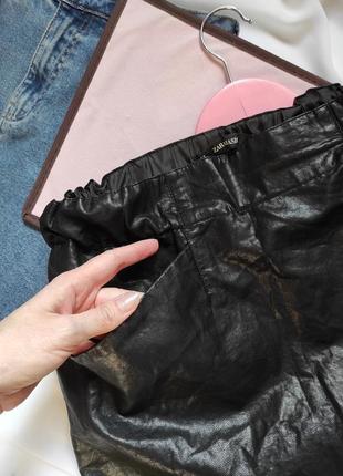 Юбка мини zara из экокожи на резинке с крупными карманами юбка3 фото