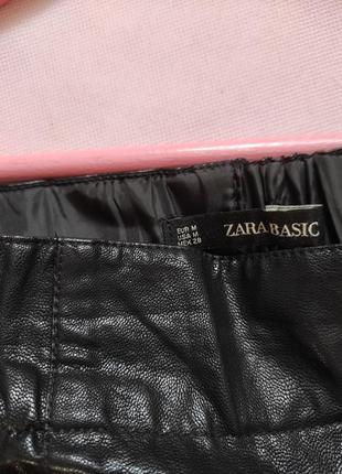 Юбка мини zara из экокожи на резинке с крупными карманами юбка6 фото