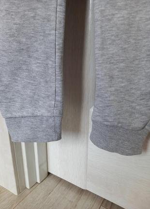 Серые демисезонные осенние весенние теплые спортивные штаны на флисе джоггеры для мальчика 5-6 лет 1162 фото