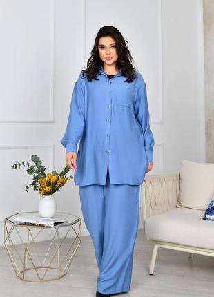 Жіночий повсякденний блакитний лляний костюм батал с довгою сорочкою з довгими вільними штанами на резинці2 фото