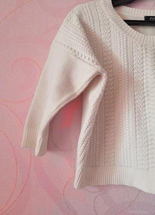 Белый джемпер с косами