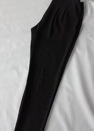 Черные зауженные брюки с защипами р.123 фото