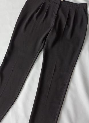 Черные зауженные брюки с защипами р.126 фото