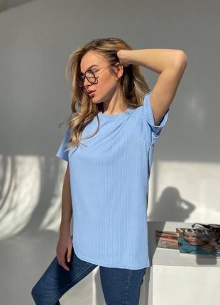 Женская базовая голубая футболка в рубчик с коротким рукавом3 фото