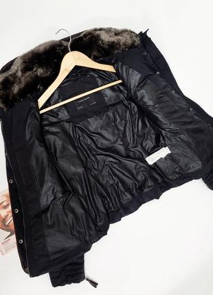 Женская черная зимняя ( еврозима) приталенная куртка со скрытым в воротнике капюшоном на молнии от бренда zara.3 фото