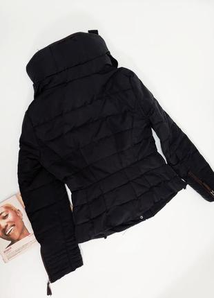 Женская черная зимняя ( еврозима) приталенная куртка со скрытым в воротнике капюшоном на молнии от бренда zara.8 фото