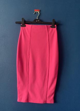 Яркая розовая юбка