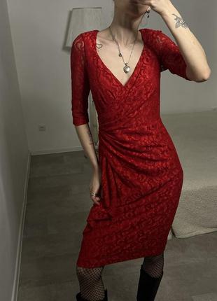 Розкішна яскраво червона мереживна вечірня сукня2 фото
