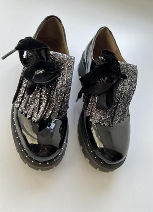 Туфли unisa со шнурками для девочки черные кожаные лаковые3 фото