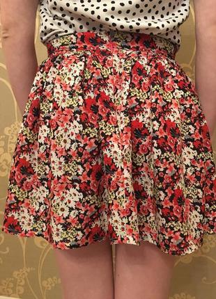 Очень красивая и стильная брендовая юбка в цветах...100% вискоза.4 фото