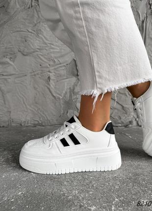 Белые очень крутые кеды – кроссовки с черными вставками на высокой подошве1 фото