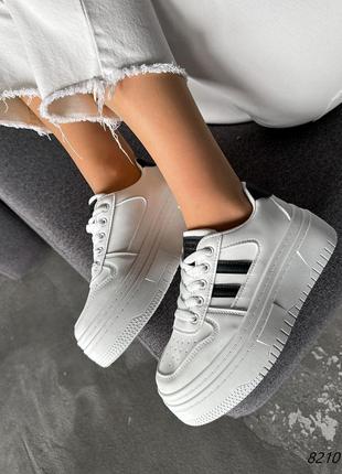 Белые очень крутые кеды – кроссовки с черными вставками на высокой подошве3 фото