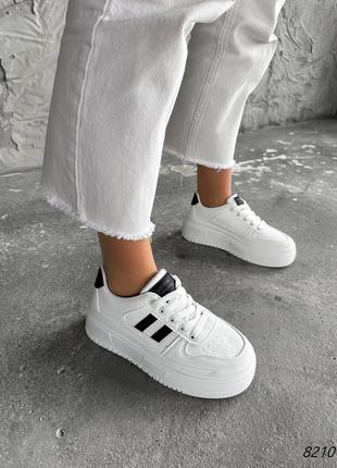 Белые очень крутые кеды – кроссовки с черными вставками на высокой подошве4 фото