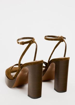 Замшеві босоніжки на підборах і платформі