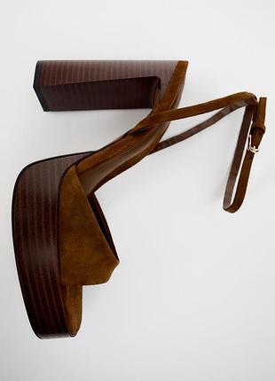 Замшеві босоніжки на підборах і платформі