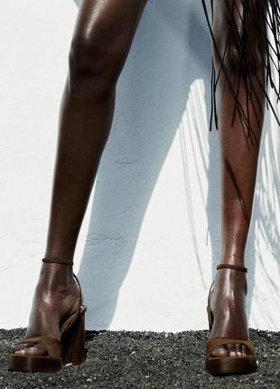 Замшеві босоніжки на підборах і платформі