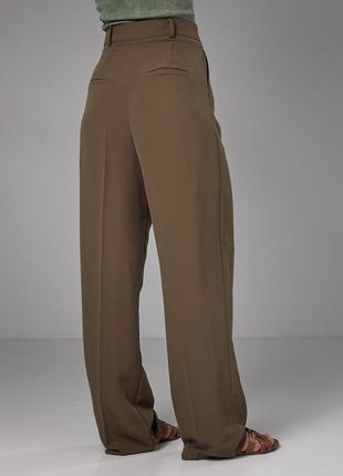 Классические брюки со стрелками цвета хаки5 фото