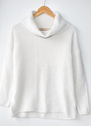 Reserved красивий об'ємний светр молочного кольору з вовною в стилі cos zara mango
