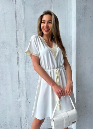 Короткое платье с кружевом с резинкой в талии с декоративным поясом2 фото