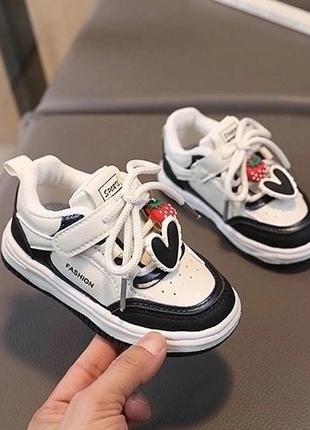 Модні якісні кросівки!