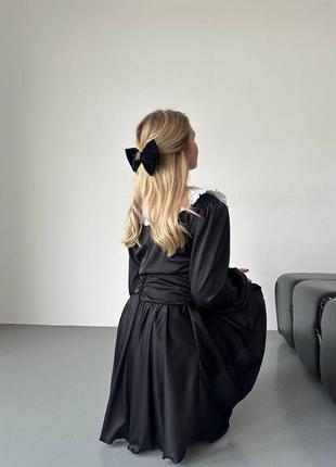 Шовкова сукня з пишною спідницею і широким поясом