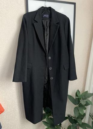 Черное стильное пальто в рубчик легкое и теплое