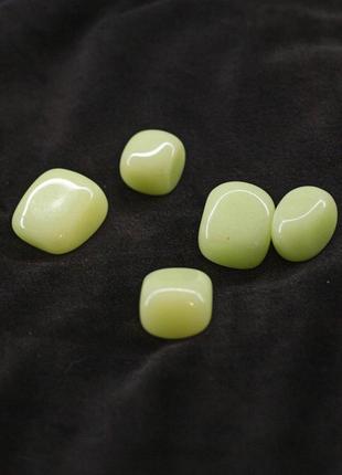 Камінь натуральний онікс зелений d-2см (+-) вага 10(+-) грам ціна за 1 шт (світиться у темряві)
