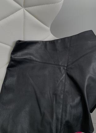 Юбка мини из эко кожи, размер s, черного цвета1 фото