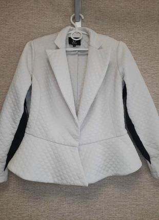 Белый пиджак стеганый с баской+ подарок4 фото