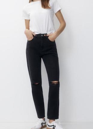 Черные джинсы мом со рваностями на высокой посадке pull & bear