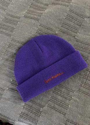 Фіолетова шапка біні з написом